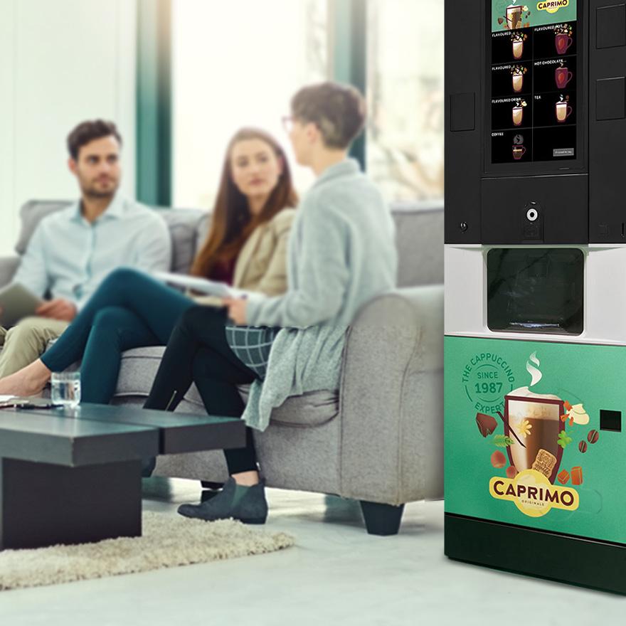 Nowoczesne biuro typu open space z automatem vendingowym serwującym czekoladę instant Caprimo.