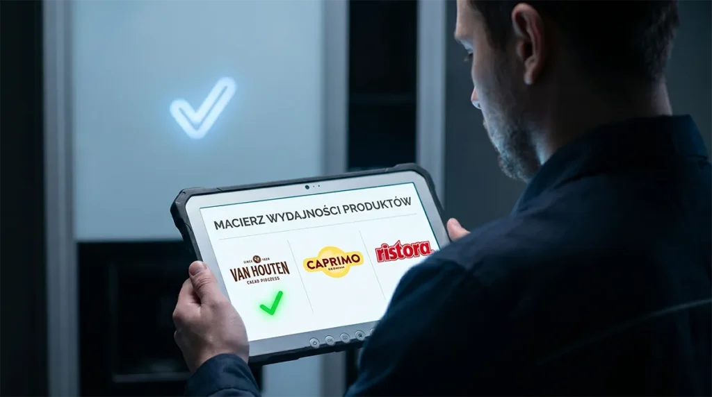 Technik serwisu trzymający tablet z wyświetloną macierzą wydajności produktów marek Van Houten, Caprimo i Ristora.