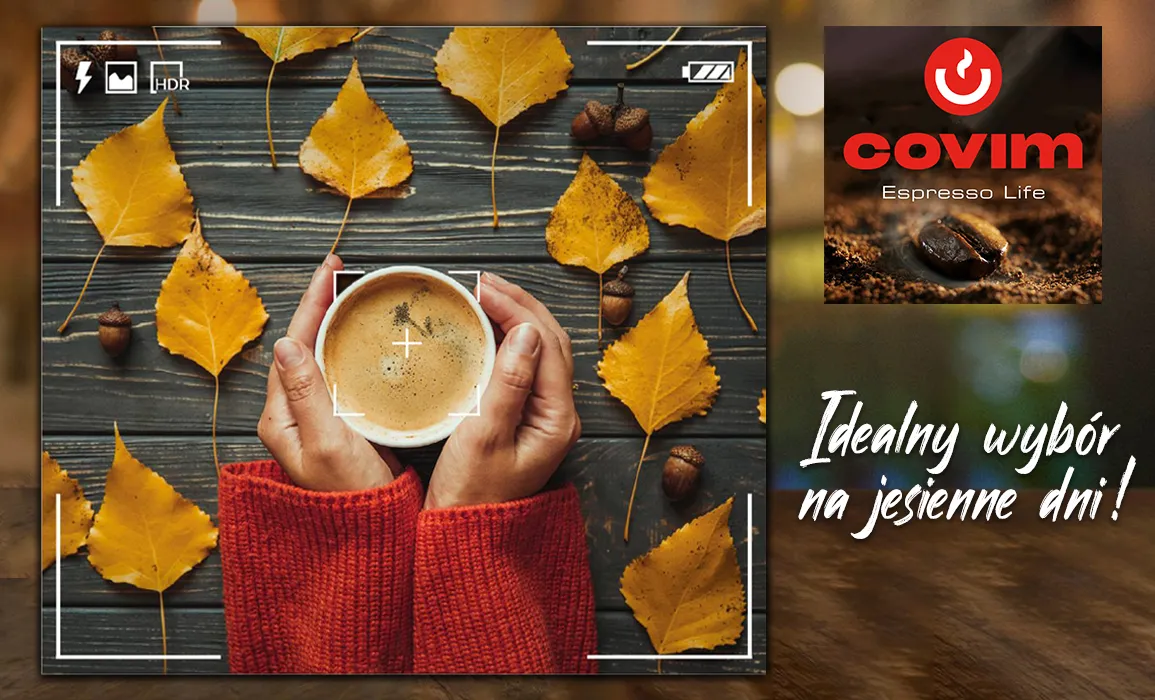 Dłonie w czerwonym swetrze trzymające filiżankę kawy Covim Espresso Life na tle jesiennych liści z napisem idealny wybór na jesienne dni.
