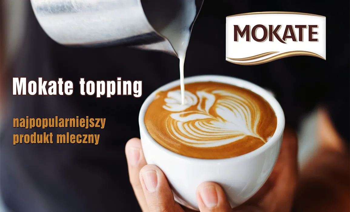 Spienione mleko nalewane z dzbanka do filiżanki tworzące wzór latte art z logo Mokate topping i napisem najpopularniejszy produkt mleczny.